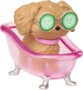 Chiot barbie dans une baignoire rose avec un masque au concombre