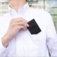 Homme en chemise blanche insérant le disque dur externe Transcend dans la poche extérieure de sa chemise