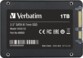 Disque dur SSD Verbatim Vi550 S3 1 To vu du dessous avec puces flash 3D NAND et étiquette autocollante indiquant les caractéristiques principales du produit avec les logos de traitement des déchets et de mise en conformité
