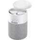 Haut-parleur mobile design Akashi coloris blanc et gris avec deux oreillettes bluetooth rangées et entrain de recharger dans le boîtier de chargement situé sous le couvercle de l'enceinte