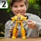 Garçon avec figurine Bumblebee Transformers