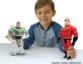 Enfant avec deux figurines Toy Story interactives qui discutent