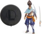 Aperçu du contenu complet de l'emballage avec socle rond noir marqué d'un grand L, figurine Yasuo et épée en accessoire