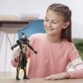 Figurine Power Rangers Beast Morphers, Cybervilain Robot-Blaze - 30 cm mise en situation avec une fille