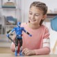 Figurine Power Rangers Beast Morphers, Ranger bleu Beast-X - 30 cm mise en situation avec une petite fille