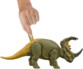 Main insérant une carte à puce à deux doigts dans le dos du dinosaure