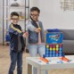 Deux enfants jouent à Connect4 et tirent des projectiles en mousse