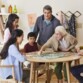 Partie en famille de Jeu intergénérationnel Monopoly