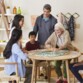Famille s'amuse avec le jeu de Monopoly