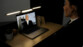 PC portable équipé de la réglette LED 2 en 1 disposée en ligne droite éclairant le visage d'une femme d'affaire en appel vidéo par webcam