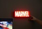 Logo Marvel allumé fixé au mur à coté de la TV