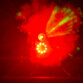 Brouillard rouge projeté par la machine à fumée F700 FX de face et illuminé par 9 LED 3 W RVBB en cercle et 1 LED 10 W RVB dans un boîtier prismatique