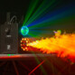Mise en situation de la machine à fumée sur scène avec émission de brume teinté en rouge-orange par les différentes sources de lumière LED RVB du projecteur principal et faisceaux lumineux vert-bleu émis par le prisme du haut