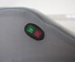 Gros plan sur le voyant de chauffe vert et le voyant de vibrations rouge allumés indiquant l'utilisation des deux fonctions du coussin électrique simultanément