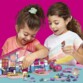 Deux petites filles jouant avec la maison Barbie à Malibu et les différents accessoires correspondants