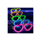 Cinq paires de lunettes fluo aux couleurs flashy avec branches chacune constituée de deux bâtons lumineux en forme de coeur