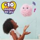 Peluche rose ronde lancée en l'air par une jeune fille avec symboles d'expression et logo indiquant que plus de 10 modes de jeu sont disponibles avec cette peluche