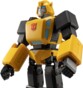 Zoom sur le haut du corps jaune et noir de l'autobot jaune et noir avec yeux bleus lumineux et allure de guerrier robot