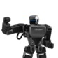 Zoom sur le buste du robot mécanique K1 Pro avec poing droit levé à hauteur d'épaule, câble reliant le buste rectangulaire au bras et tête futuriste avec liserais bleu en gage de regard
