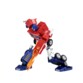 Robot Optimus Prime alimenté par batterie rechargeable et contrôlable par application et commandes vocales avec main gauche tenant la hache orange avec mouvement de tranchant vers le pied droit en diagonale du robot