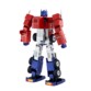Figurine de collection Transformer Optimus Prime vue de derrière avec pieds bleus avec 2 roues chacun, jambes et milieu du corps gris métal avec une roue de chaque côté, bras et torse rouge avec poings et tête bleus
