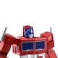 Zoom sur la partie poitrine et épaule de la figurine Transformers Hasbro au design cubique avec deux pares-brises avec essuie-glace et calandre sur le torse, échappement gris sur chaque épaule et tête sous forme de casque robot bleu pointu