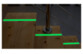 Mise en situation de bandes adhésives phosphorescentes collées sur les marches d'un escalier en bois avec rambarde métallique noir et brillant d'une couleur vert pomme dans le noir