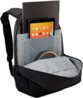 Mise en situation du sac à dos WMBP-215 Case Logic ouvert avec Notebook et tablette tactile Apple allumée dans leur compartiment et casque rangé dans l'espace de rangement principal