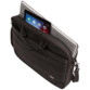Tablette tactile iOS allumée et ordinateur portable gris fermé rangés dans la sacoche Advantage ADVA117 Case Logic avec bords apparents