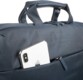 Smartphone Apple glissé dans la poche extérieure avec fermeture à glissière du sac de protection bleu nuit italien Tucano