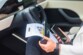 Mise en situation d'une numérisation effectué en voiture par un homme en costume via son smartphone et le numériseur IRIScan Anywhere 6 Wifi coloris noir