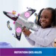 Petite fille noire avec des couettes tenant l'avion dans ses mains et appuyant sur la gâchette pour activer la rotation des ailes de l'appareil