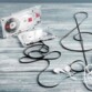 Mise en situation d'une cassette branché à un lecteur audio avec écouteurs filaires