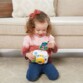 Petite fille s'ammuse et découvre avec l'apparreil photo Insta-magic