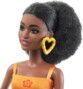 Barbie avec cheveux noirs bouclés et boucles d'oreilles en forme de coeur