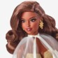 Barbie Signature averc boucles d'oreilles dorées et look de fête