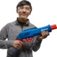 Enfant avec le double canon Nerf alpha Strike