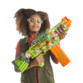 Fille avec grand blazster Nerf Zombie Corrupter 
