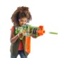 Fille tire une fléchette en mousse avec le Nerf Zombie Corrupter