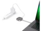 Mise en situation du boîter pour disque dur SSD branché par câble USB-C à un PC portable allumé et alimenté par un chargeur secteur blanc branché à une multiprise secteur