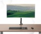 Mise en situation du support articulé sur un écran d'ordinateur dans un setup minimaliste