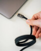 Branchement du câble de chargement et transfert de données à une main à un PC portable