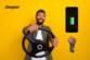 Homme souriant tenant un volant entre les mains pour faire semblant de conduire avec logo Energizer, chargeur allume-cigare et indication du niveau de charge d'une batterie