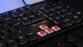 Gros plan sur les switches LED rouges low profile des touches du clavier