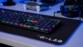 Clavier RVB multicolore fin et compact installé sur grand pad de souris coloris noir
