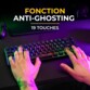Mise en avant de la fonction anti-ghosting de 19 touches du clavier en utilisation par un homme jouant aux jeux vidéo avec un setup informatique professionnel