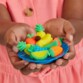 Aliments modelés dans les mains d'un enfant avec Play-Doh