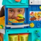 Un enfant s'amuste avec le petit restaurent Play-Doh