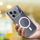 iPhone 17 Pro noir avec étui de protection transparent tenu en main par une personne en extérieur