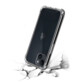 Choc simulé en 3D d'un iPhone 13 / 14 coloris noir équipé de la coque de protection transparente sur un sol blanc